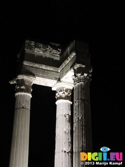 SX31932 Decoration on columns at night